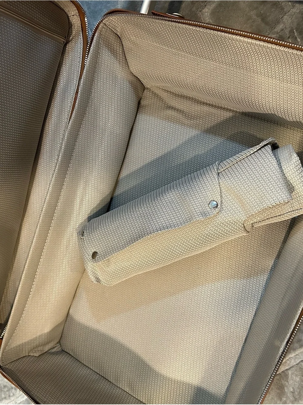 Hermès Luggage set, with trolley, 12hr bag, & charm.